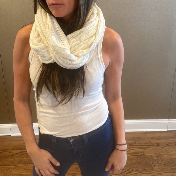 Infinity Cable Scarf - Picture 2 of 3